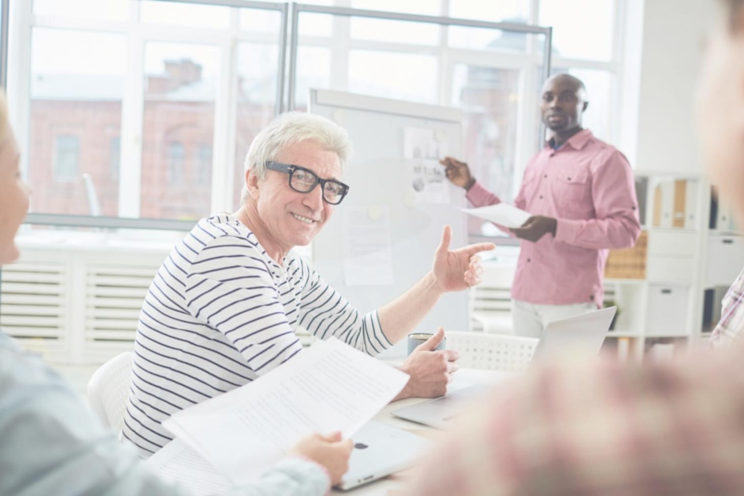 Finanzexperten von Exploring Learning Avenue in einer Beratungssituation
