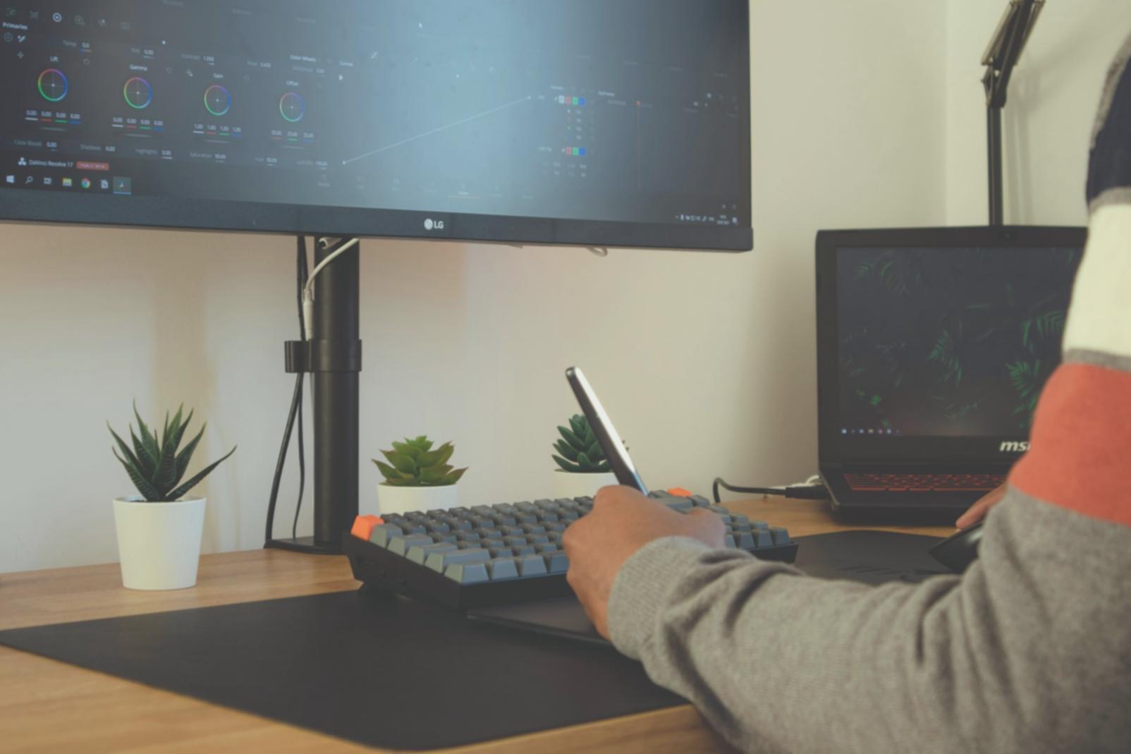 Geschäftsleute diskutieren Finanzstrategien in einem modernen Büro